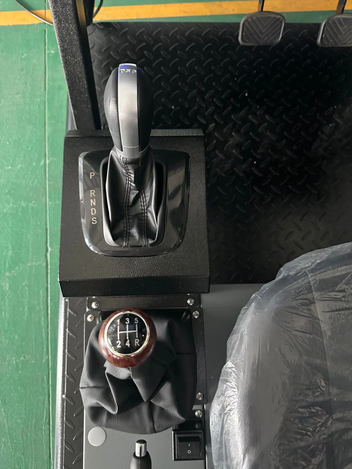 Manual / automatic transmission controls